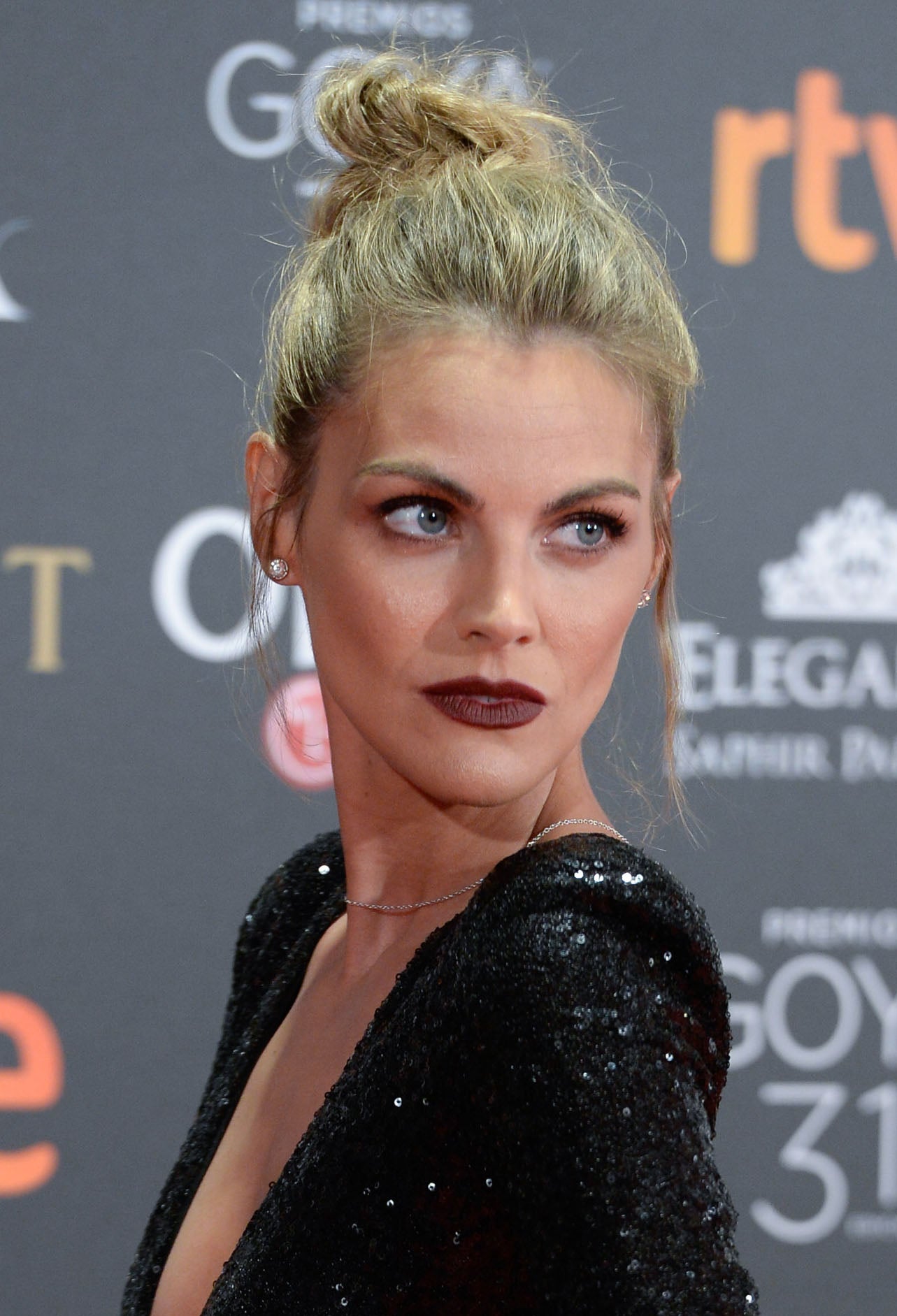 Amaia Salamanca con labios burdeos y acabado mate en los Premios Goya 2017.