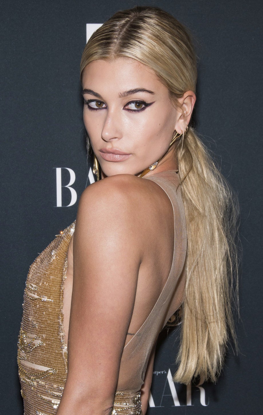 Hailey Baldwin con un eyeliner a lo Brigitte Bardot, que combinó con labios nude.