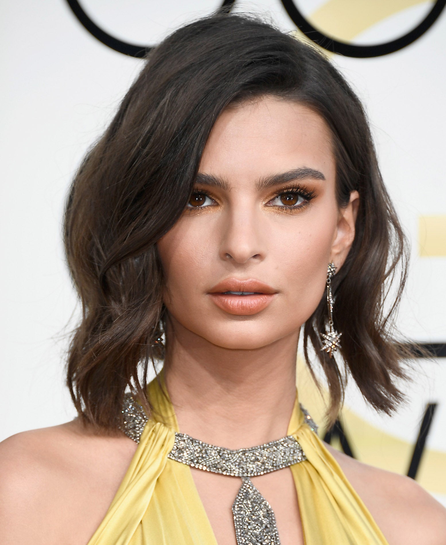 Emily Ratajkowski con otra de las tendencias de maquillaje del 2017: combinar labios y ojos, en este caso en tono melocotón.