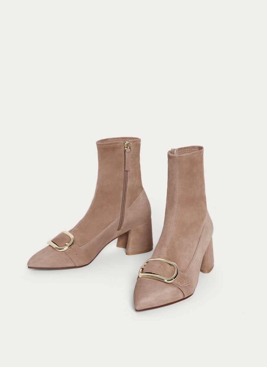 Botines de ante con hebilla de Uterqüe. Precio: 129 euros.