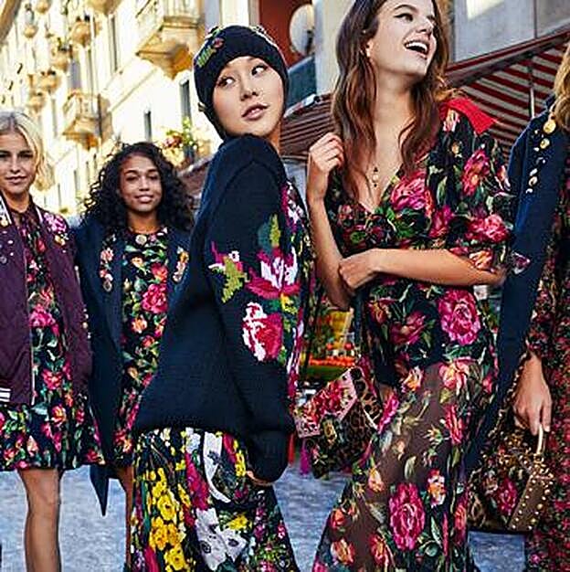 Flores en el asfalto: El 'horror vacui', marca distintiva de la casa, se plasma esta temporada en aplicaciones florales que colonizan hasta transparencias.