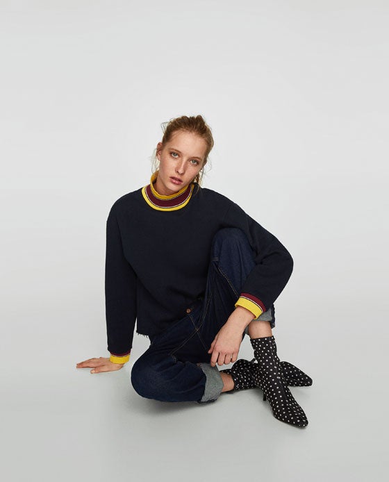 Botines negros de lunares blancos de Zara. Precio: 29,95 euros.