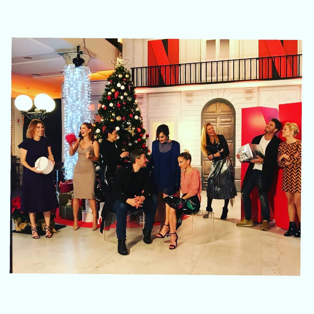 El reparto de 'Las chicas del Cable' ha compartido en Instagram su 'foto de familia' con un tradicional árbol de Navidad.