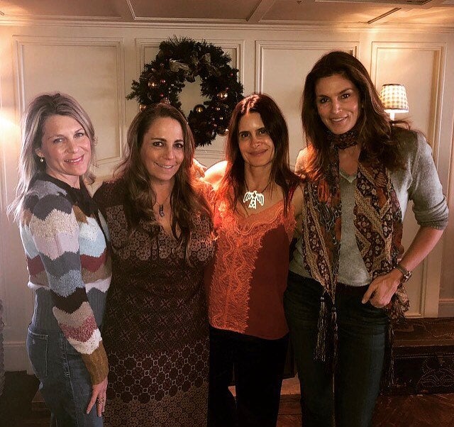 Una corona navideña decora esta foto 'entre amigas' de Cindy Crawford.