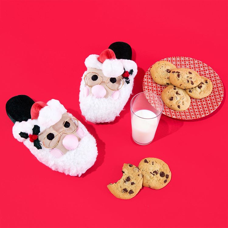 Katy Perry aprovecha para hacer promoción de su colección de 'home wear' en esta estampa navideña compartida en su cuenta de Instagram.