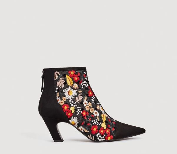 Botines con flores bordadas de Mango. Precio: 59,99 euros.