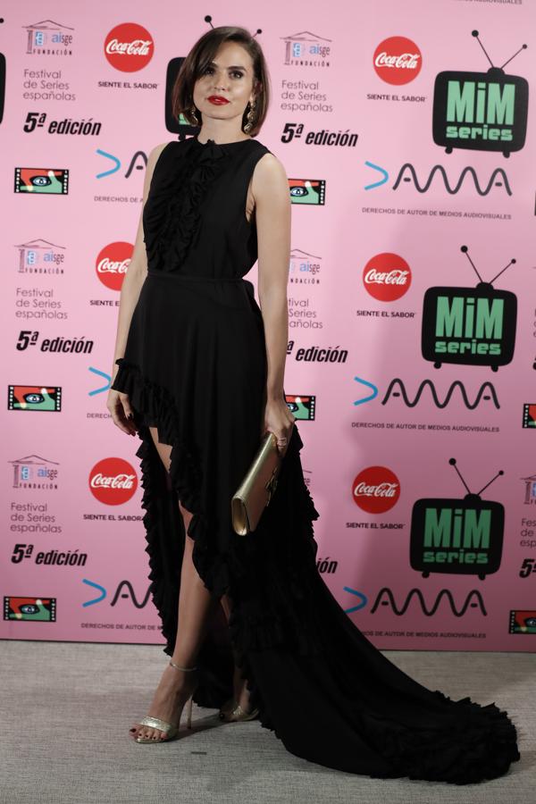 Verónica Echegui fue la más elegante de la noche con este vestidazo 'tail hem' con cola que combinó con sandalias y clutch en dorado.