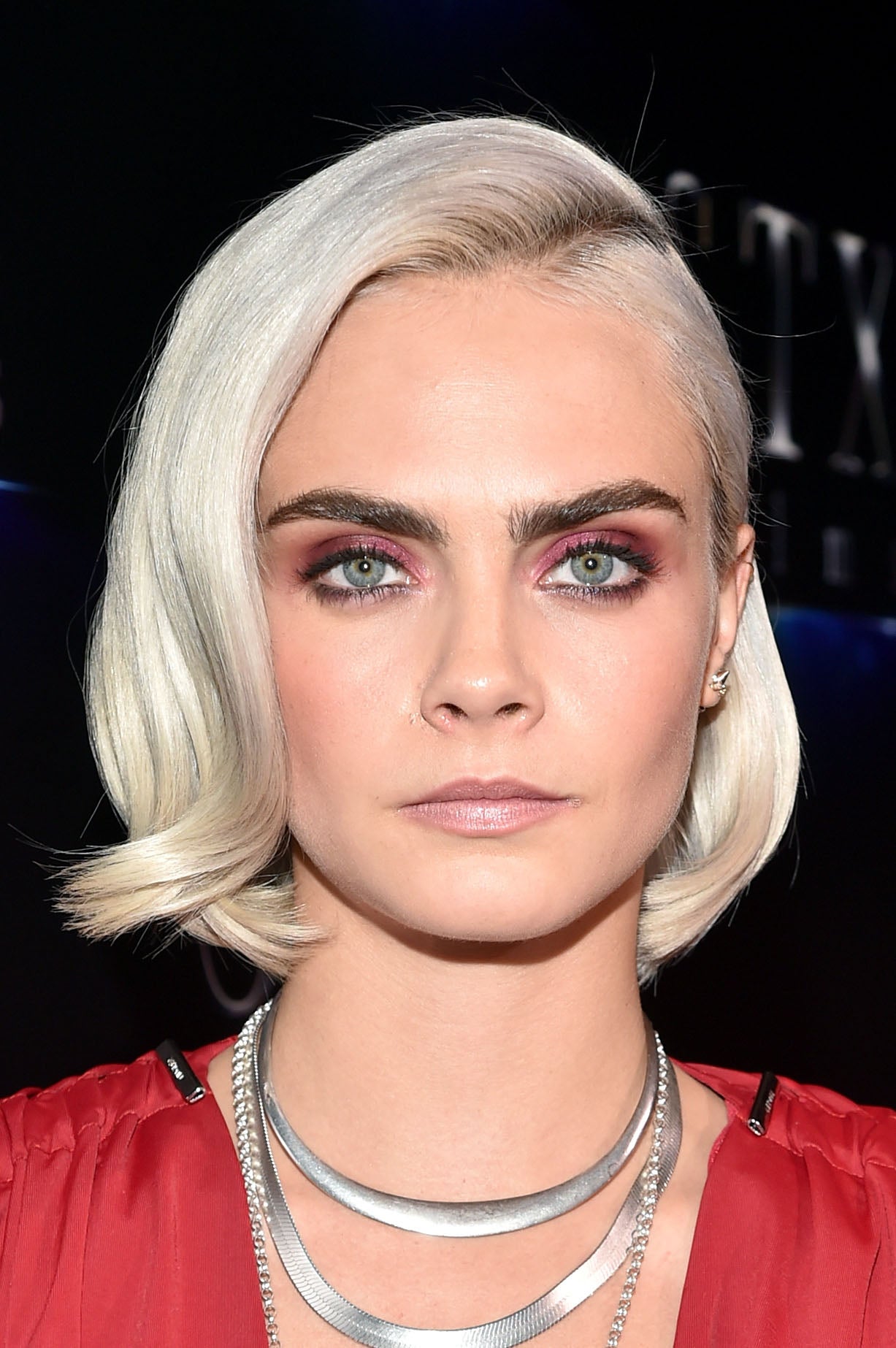 Cara Delevingne ha sido una de las famosas que ha protagonizado los cambios más radicales de look de 2017. Empezó tiñéndose de rubio platino.