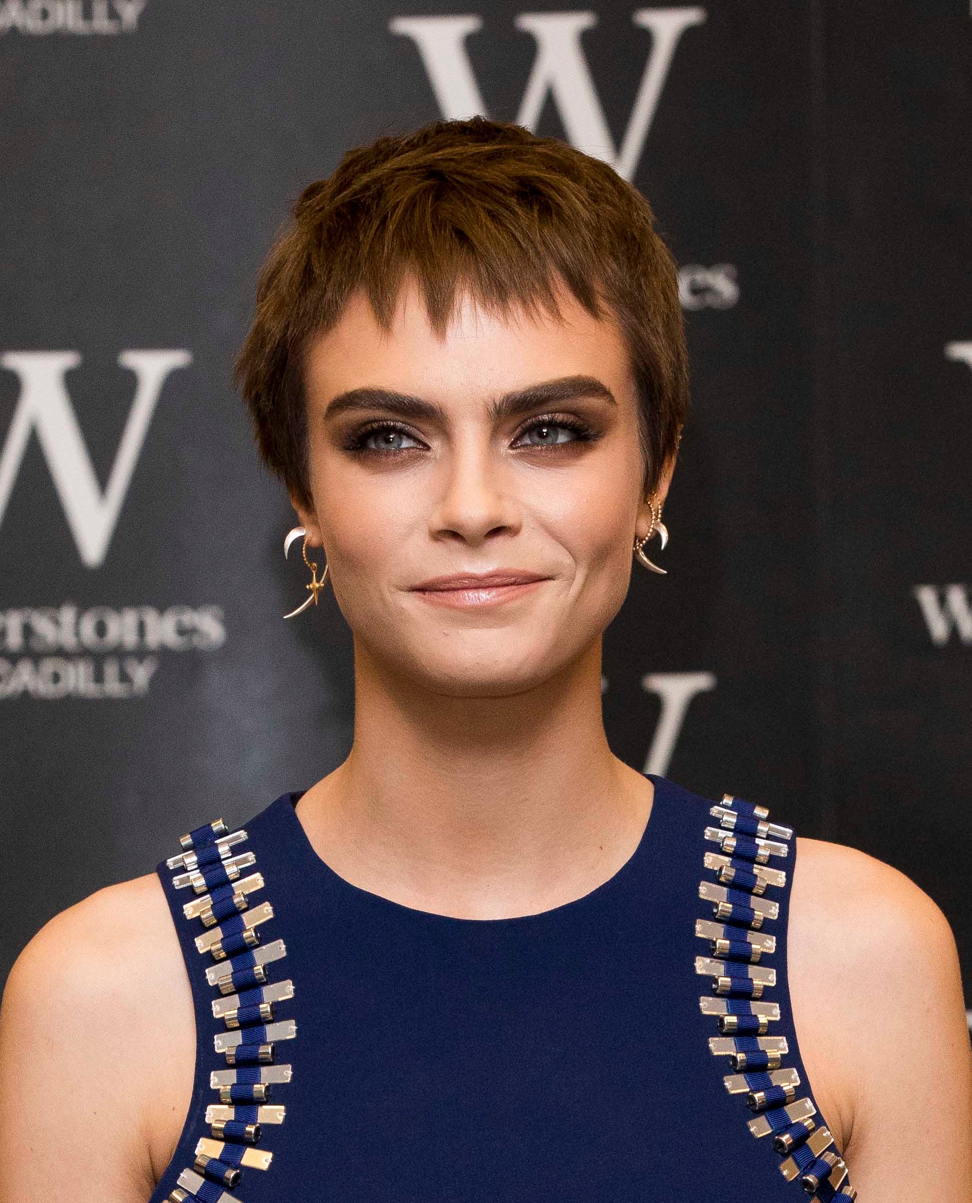 Sin embargo llegado el otoño Cara Delevingne volvió a cambiar de look adoptando el root beer, uno de los tonos de la temporada.