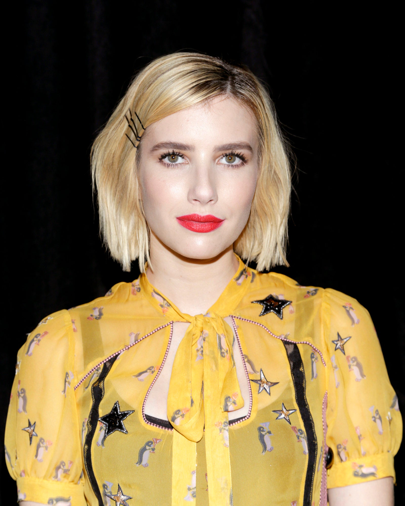 Y así termina el año Emma Roberts con un bob en rubio platino y las raíces oscuras.