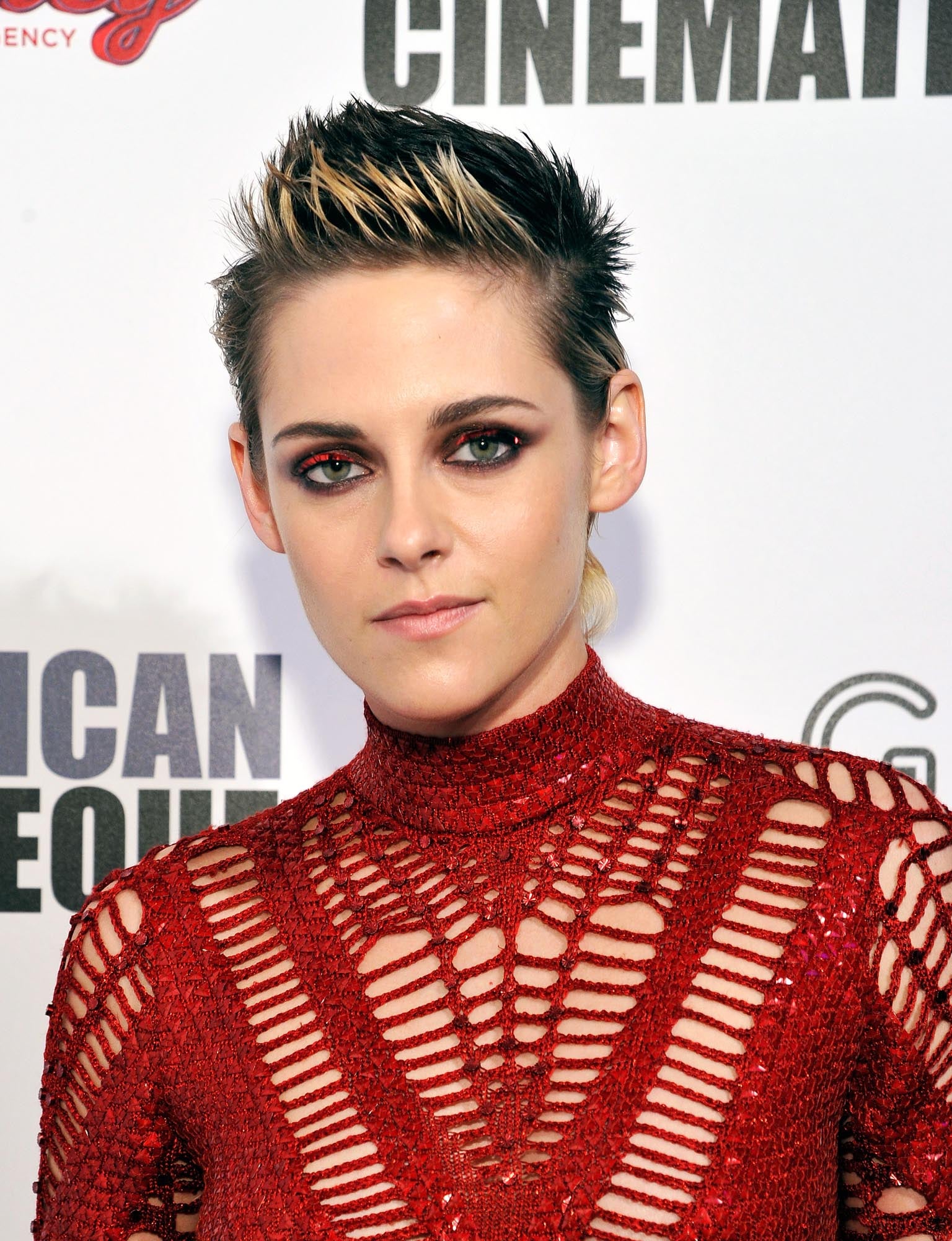 Pero Kristen Stewart vuelve a cambiar de look y termina 2017 con su pixie moreno con mechones rubios.