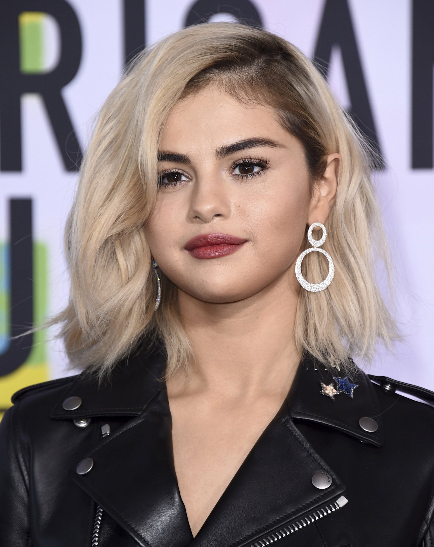 Selena Gómez estrenó nuevo color de pelo en los American Music Awards y como otras muchas famosas en 2017 optó por el platino.