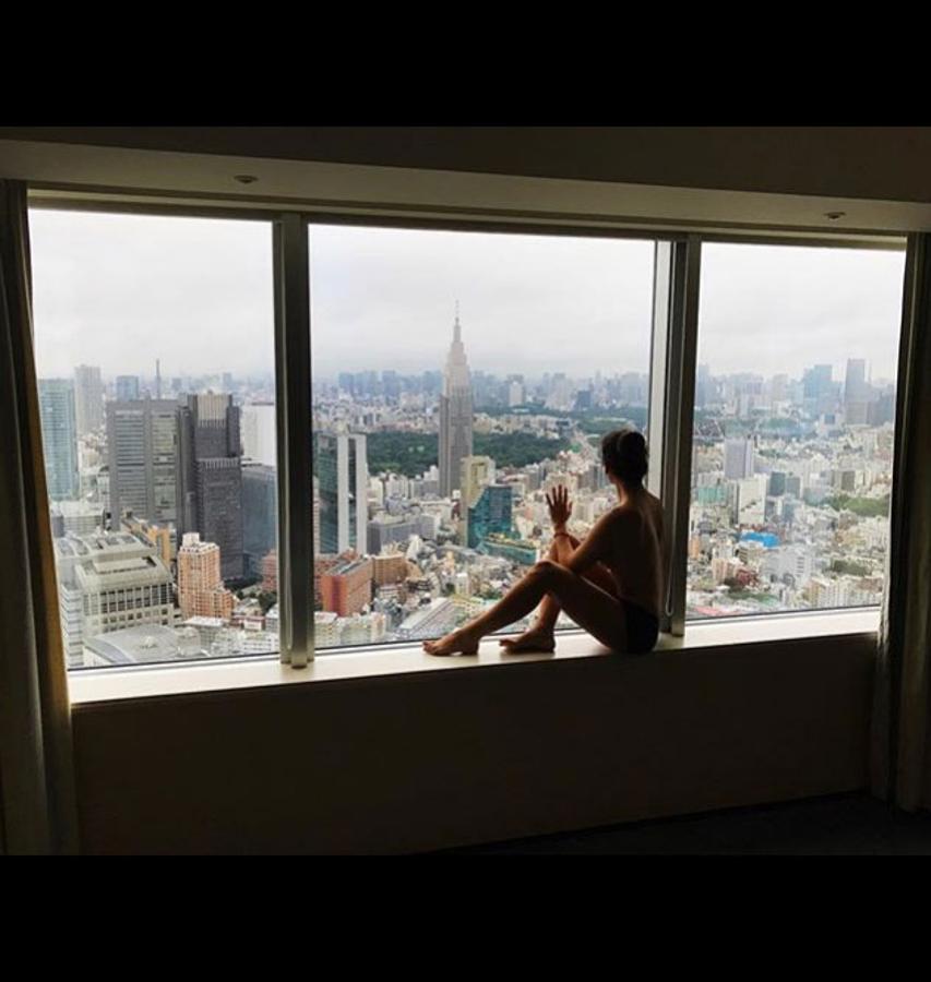 "Enamorada de ti y contigo", escribía Cristina Pedroche en sus redes sociales. La presentadora decidió desnudarse ante las increibles vistas de su habitación en Tokyo.
