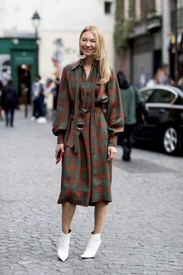 Te gusten más o te gusten menos, los botines blancos están de moda y le dan siempre a un look un toque muy trendy, sobre todo si los combinas con un vestido midi.