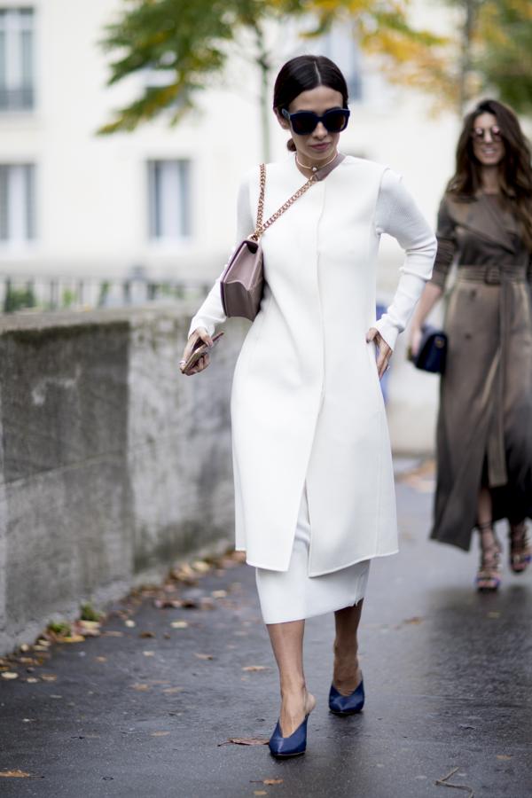 El blanco también es para el invierno y la prueba está en un look tan elegante como éste con falda midi, abrigo y mules.