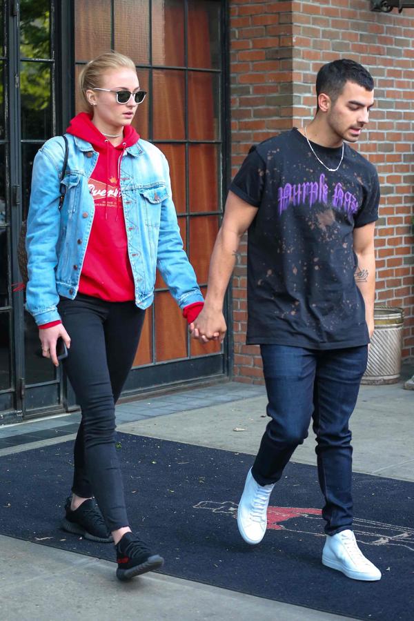 Sophie Turner, la actriz de Juego de Tronos, y Joe Jonas, el músico de los Jonas Brothers, han anunciado su compromiso en Instagram en pasado mes de Octubre