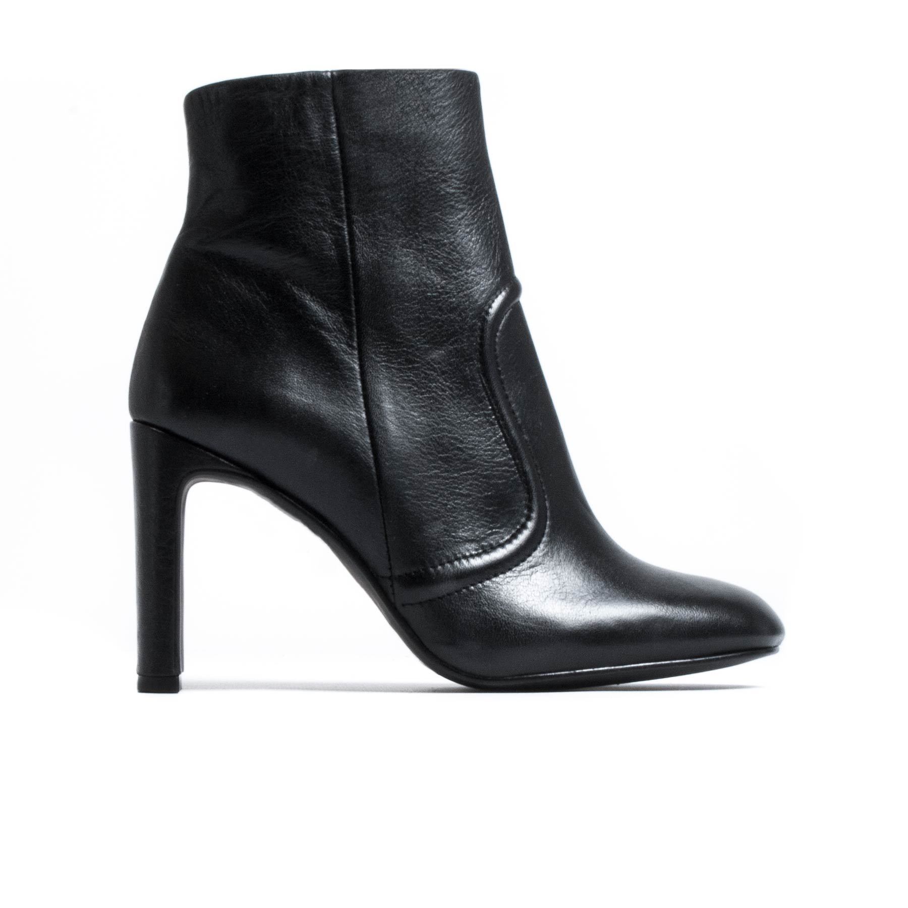 Botines de piel con tacón de L'intervalle. Precio: 118 euros.