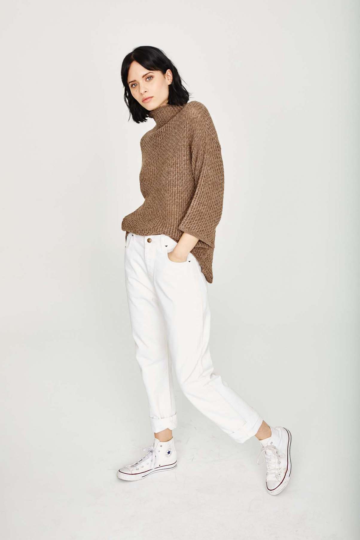 Escoge un jersey beige de cuello alto, cómodo, estiloso además de abriggado. Este es de Amichi y cuesta 49,95 euros.