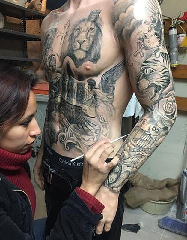 Proceso de recreación de los tatuajes de Justin Bieber para el Museo de Cera de Madrid.