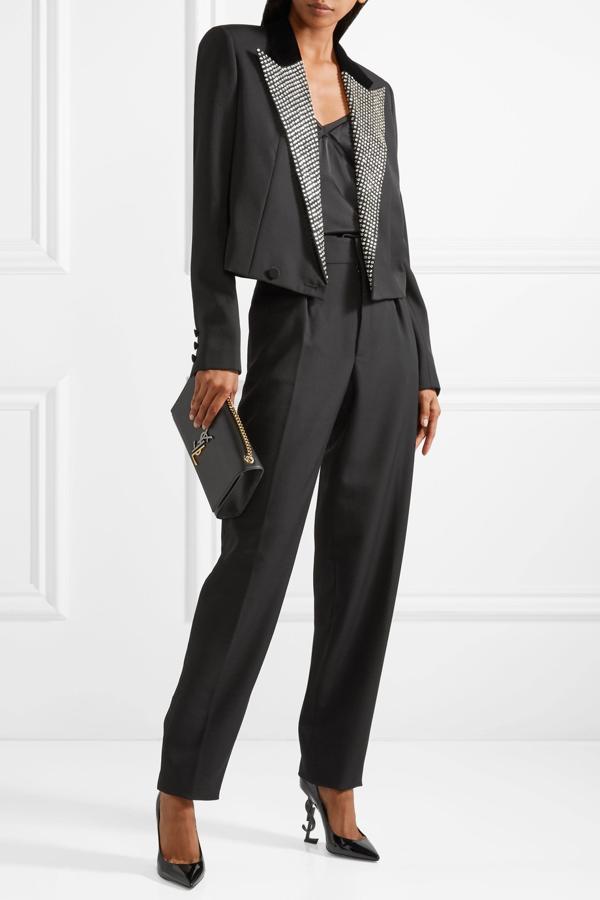 El icónico 'le smoking' de Saint Laurent, pero con un 'twist' reinventado (Precio: 4.575 euros, zapatos incluidos).