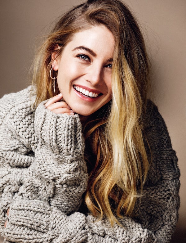 La actriz Charlotte Vega lleva jersey de Odd One Out y pendientes de Urban Fawn.