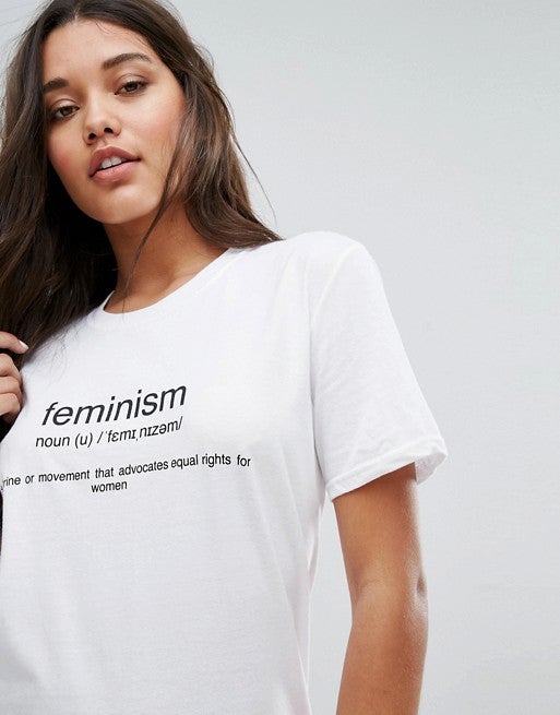 Camiseta ‘Soy un amor pero con quién a mi me da la gana’ de Offset Collage: 30 euros.