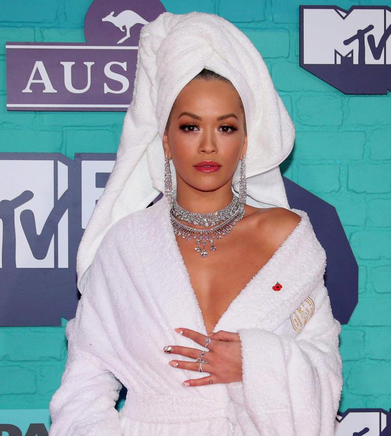 Como no podía ser de otra manera, hasta sus uñas llaman la atención. Rita Ora no se centra en el color, ella prefiere ponerle perlas y brillos y cuanto más voluminosas, ¡mejor!