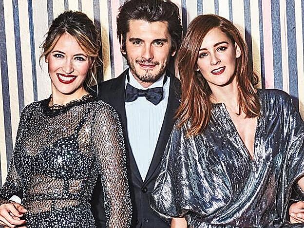 Marta, vestido y lencería de Dolce & Gabbana. Yon, esmoquin de Zara y camisa y pajarita de Emporio Armani. Ana, look de Michael Kors. Para el maquillaje de ellas, Miracle Cushion, Ombre Hypnôse Mono, Hypnôse Volume a Porter y L’Absolu Rouge, todo de Lancôme.