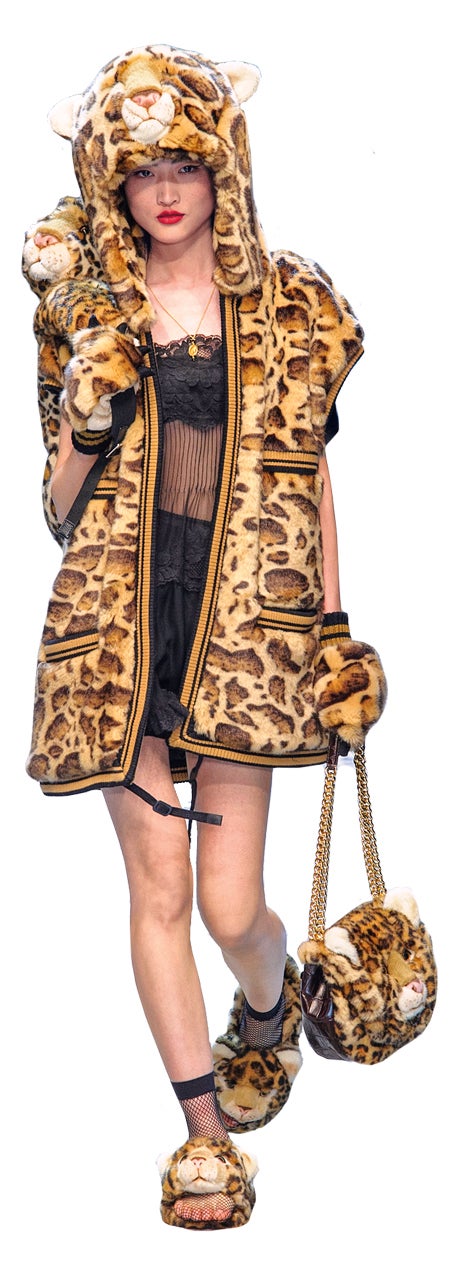 Este invierno casi todas las firmas de lujo cuentan con propuestas de peluche en chaquetones, cazadoras, abrigos y hasta vestidos (Salvatore Ferragamo y Prada). Abrigo de Dolce & Gabbana.