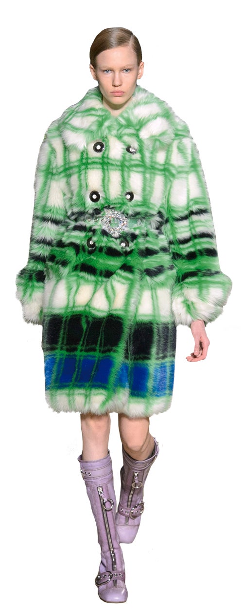 Este invierno casi todas las firmas de lujo cuentan con propuestas de peluche en chaquetones, cazadoras, abrigos y hasta vestidos (Salvatore Ferragamo y Prada). Abrigo de Miu Miu