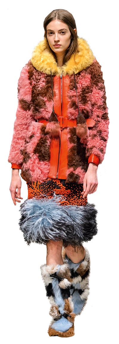 Este invierno casi todas las firmas de lujo cuentan con propuestas de peluche en chaquetones, cazadoras, abrigos y hasta vestidos (Salvatore Ferragamo y Prada). Abrigo de Prada.