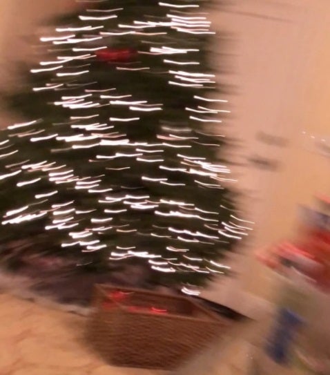 Justin Bieber subió a su Instagram un video donde podemos verle poniendo su árvol de Navidad. ¡Le quedó muy bonito!