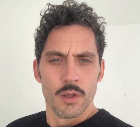 Como no podía ser de otra manera, Paco León subió un video a su cuenta de Instagram cantando en inglés, y lo acompañaba con una frase que decía: "Felices fiestas a todos... y aprended inglés!".