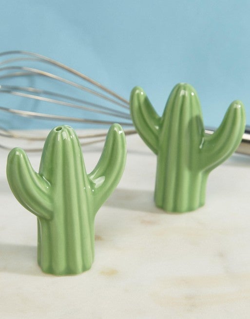 Salero y pimentero con diseño de cactus de Asos: 11,49 euros.