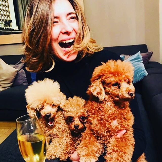 La presentadora Sandra Barneda junto a sus tres perros: Tomasín, Bibi y Paris. ¡No nos pueden parecer más adorables!