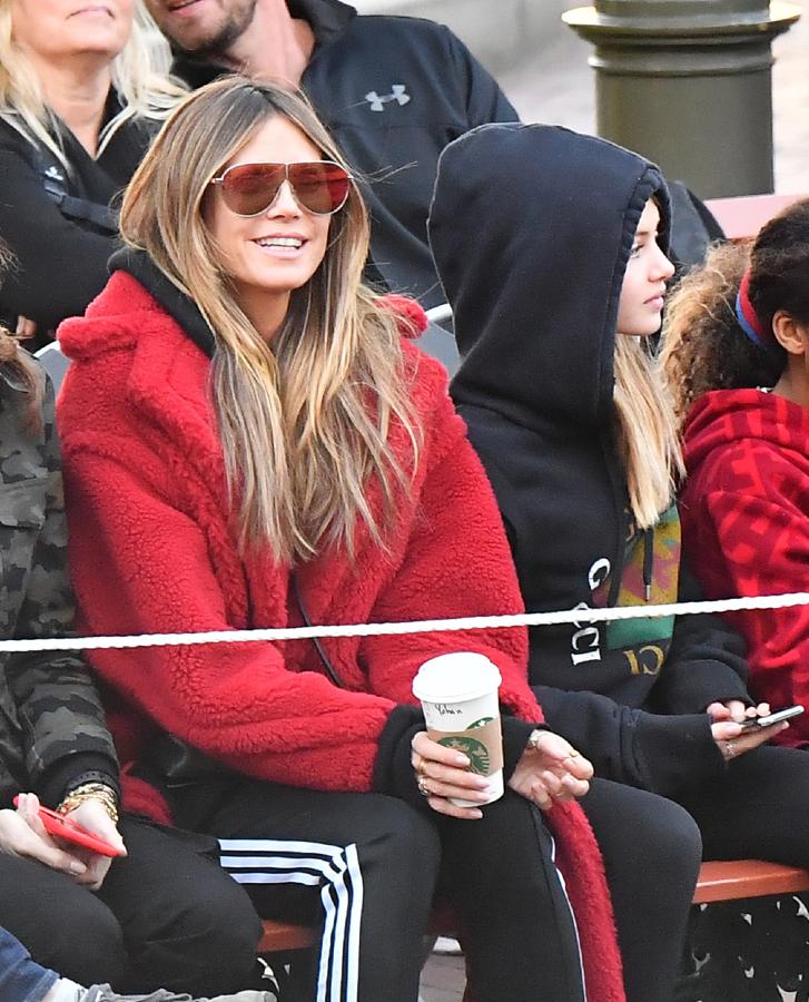 Y Heidi Klum lo tiene. La modelo alemana, a pesar de haber diseñado uno muy parecido al de Max Mara para Lidl, el mismo que arrasa entre las influencers, prefirió el rojo de 1.815 euros