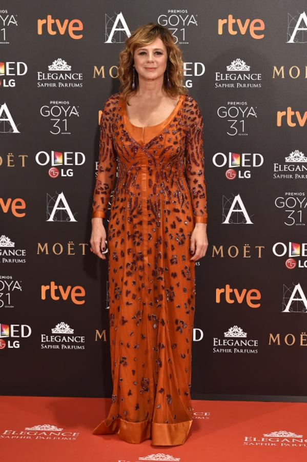 Emma Suárez patinó tanto con su vestido como con su peinado en la alfombra roja de los Premios Goya 2017.