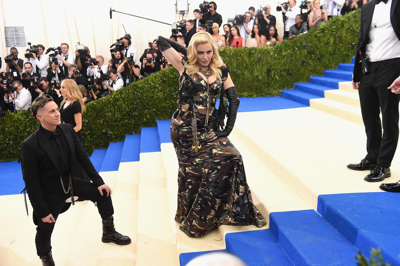 No sabemos muy bien por qué Madonna eligió este look de inspiración militar de Jeremy Scott para rendir homenaje a Rei Kawakubo en la Gala MET 2017.
