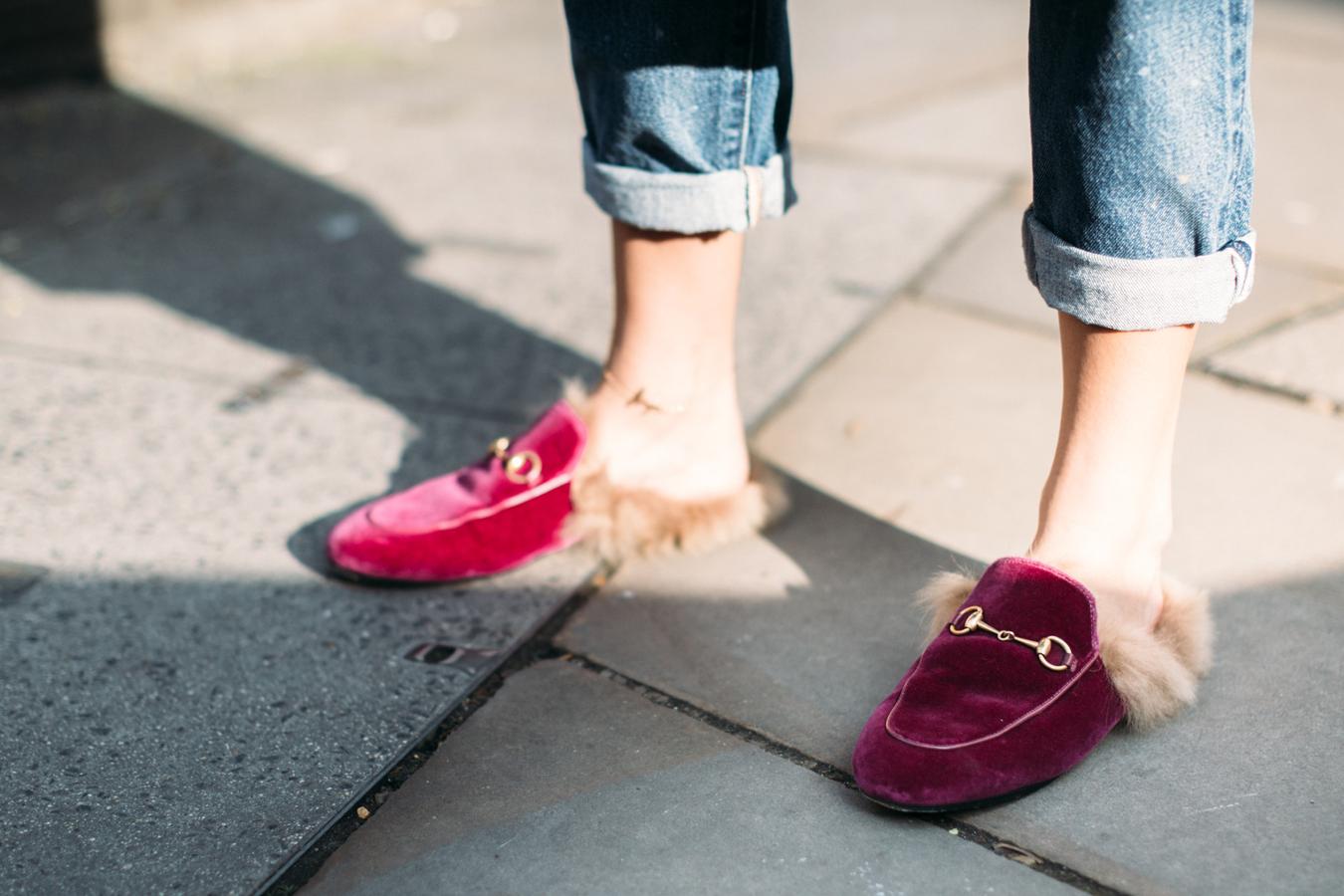 Y de esto que tienes frío pero tienes calor. ¿A que es rara esa sensación? Por eso mismo Gucci creó estos mules mocasiones con pelo. Calentita pero ventilada.