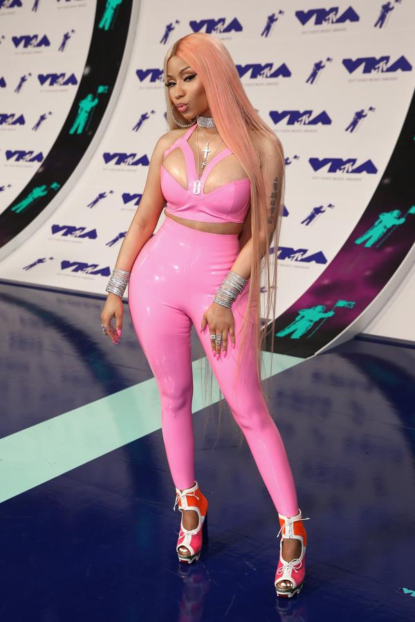 ¿Y qué hacemos con el conjunto de látex rosa chicle de Atsuko Kudo que se puso Nicki Minaj en los VMA's 2017?