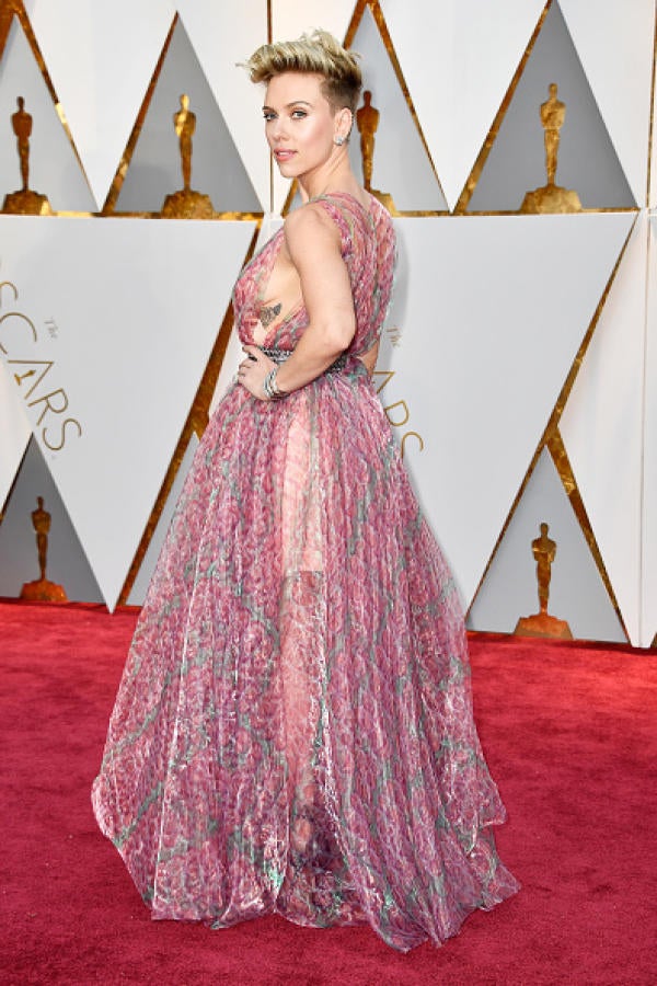 En los Oscars 2017 Scarlett Johansson eligió un vestido de Azzedine Alaia con estampados que no le sentaba nada bien.