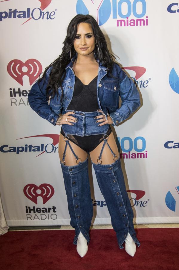 Y cuando creíamos que los botines blancos no podrían tener peor combinación, llega Demi Lovato y se viste con unos jeans desestrucuturados (por nombralos finamente)