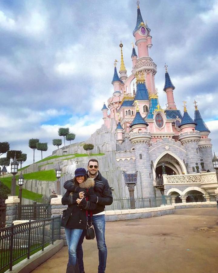 El actor Antonio Velázquez y la periodista Marta González (exmujer de Miguel Palomo Danko), son pareja desde hace unos meses y confirmaron su relación con esta fotografía de su paso por Disneyland.