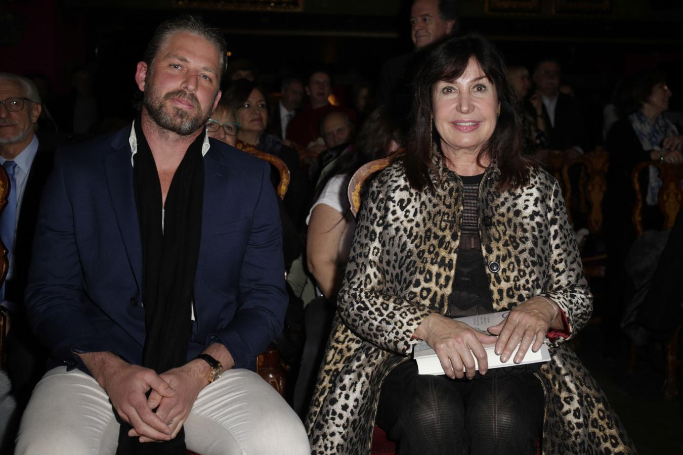 Carmen Martínez Bordiú oficializó a su nuevo novio (Tim Mckeague) en la presentación del libro sobre su madre recientemente fallecida.