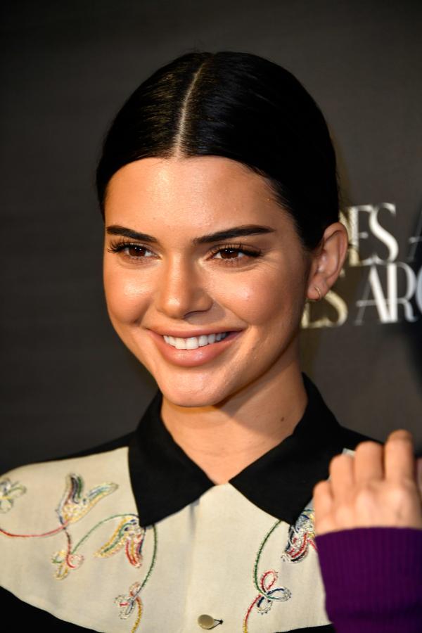 La coleta baja con raya en medio marcada de Kendall Jenner