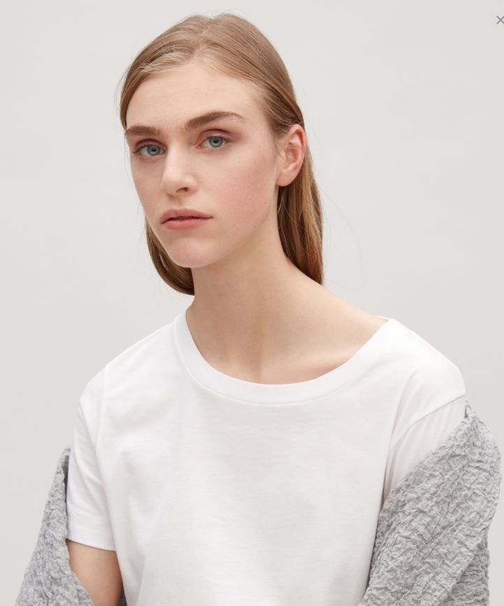 Camiseta fluida de Cos. Precio: 15 euros.