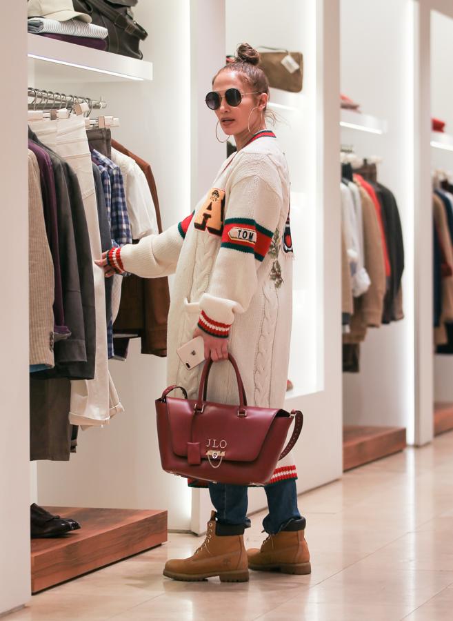 Jennifer Lopez se vistió un cuatro básicos (eso sí, con un toque especial para marcar la diferencia) para un día de compras. Y sí, su look es muy fácil de copiar.