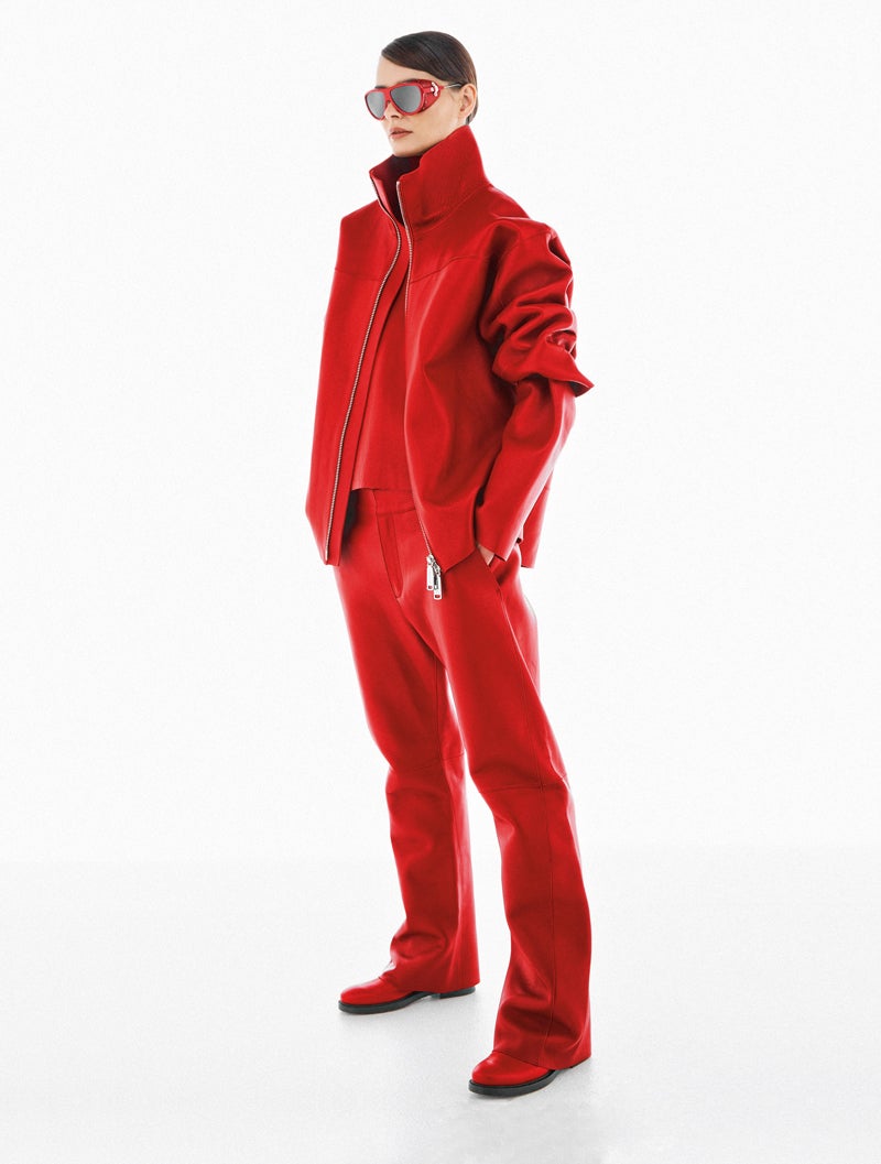 Sudadera y pantalón de Dsquared2. Cuello vuelto de Max Mara, botas de Tod’s y gafas de Moncler.