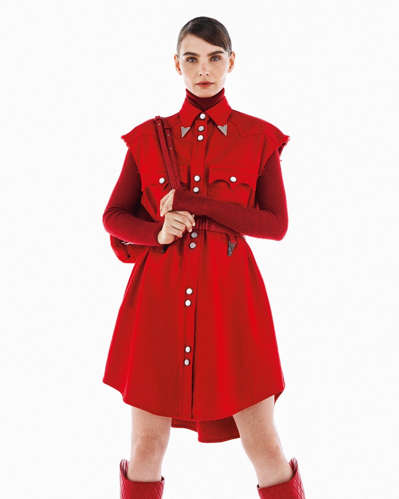 Vestido de MM6 Martin Margiela con un jersey de Max Mara debajo. Botas y mochila, de Tod’s; cinturón de Ana Locking.