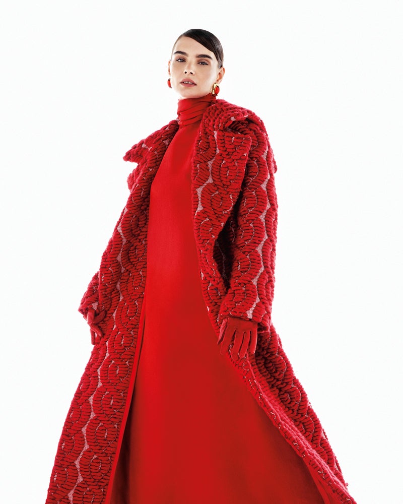 Abrigo brocado y vestido de punto, ambos de The 2nd Skin Co. Pendientes de OSB y guantes vintage.